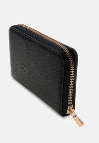 Schwarze Geldbörse aus strukturiertem Leder mit einem goldfarbenen Reißverschluss. Verfügt über einen glatten Reißverschlussgriff mit Marken-Gravur. Rechteckige Form, kompaktes Design.