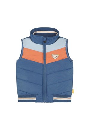 Gilet matelassé bleu avec des rayures en chevron bleu clair et orange. Présente un emblème d'ours, un col haut et un ourlet côtelé avec des accents rayés.