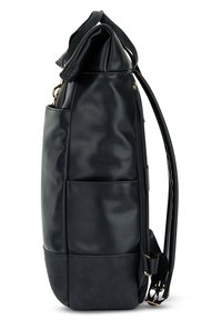 Musta nahkareppu, jossa on sivutaskut, säädettävät hihnat ja vetoketjullinen pääosasto, näkyy sivuprofiilista valkoista taustaa vasten.