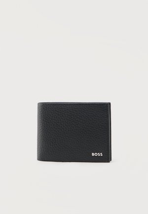 Portafoglio bifold in pelle nera con trama, con logo "BOSS" in argento nell'angolo in basso a destra, esposto su uno sfondo chiaro e uniforme.