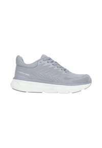 Baskets de sport gris clair avec une tige en maille texturée, semelle intermédiaire blanche et bout arrondi. Dotées de lacets et d'accents pour le soutien.