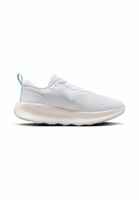 Zapatilla de malla blanca con acentos en azul claro, que presenta una punta redondeada, parte superior texturizada y suela acanalada para mayor agarre y soporte.
