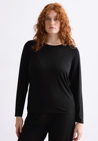 Schwarzes Langarmshirt aus weichem Stoff, mit Rundhalsausschnitt und lässiger Passform. Schlichtes Design ohne Verzierungen oder Muster.