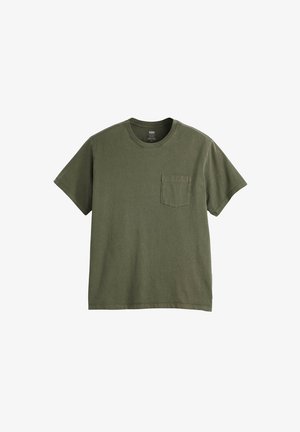 Camiseta de manga corta color verde oliva con cuello redondo y un solo bolsillo en el pecho, mostrada sobre un fondo blanco.