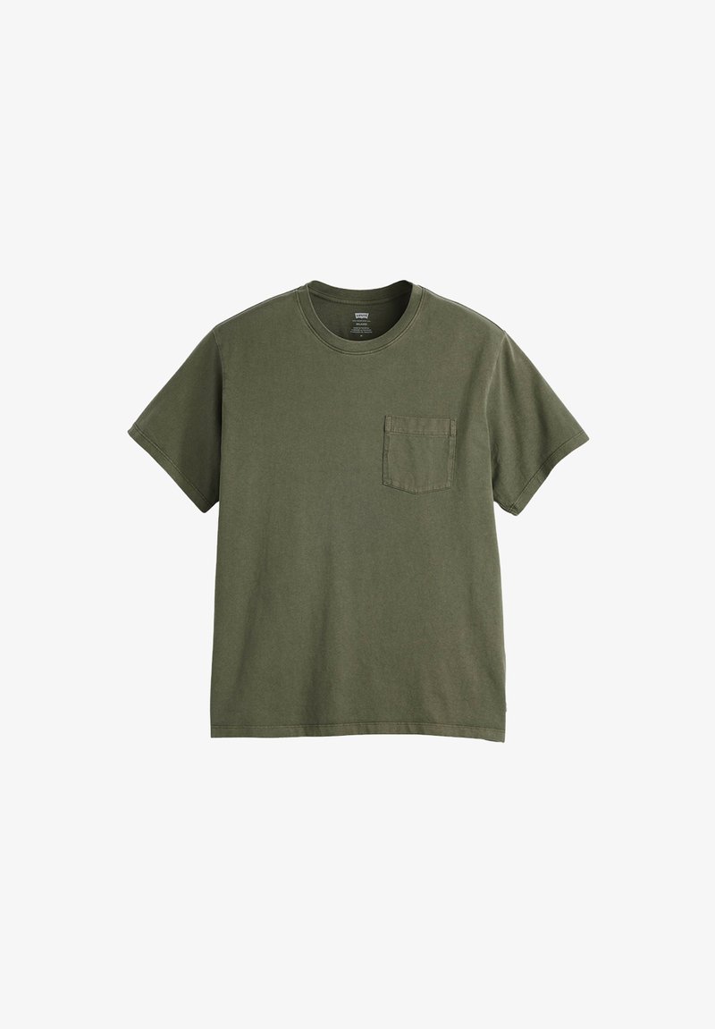Camiseta de manga corta color verde oliva con cuello redondo y un solo bolsillo en el pecho, mostrada sobre un fondo blanco.