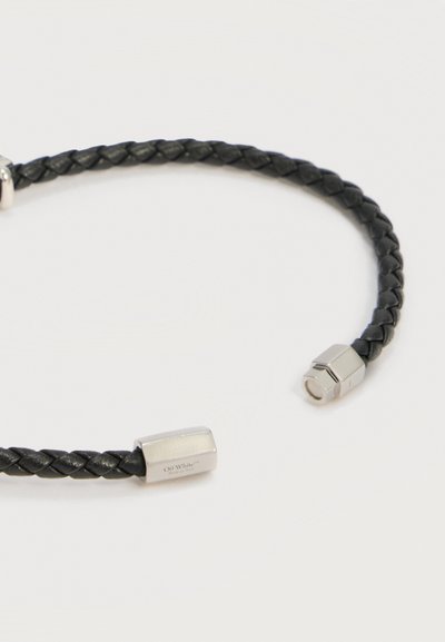 Μαύρο πλεκτό δερμάτινο βραχιόλι με μαγνητικό κούμπωμα από ασημί μέταλλο, χαραγμένο με τη φράση "Off White™ Made in Italy."