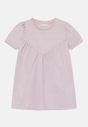 Svetlo roza kratka obleka s kratkimi rokavi, okroglim izrezom, napihnjenimi rokavi in nabranim krilom, ki se ponaša z rahlim leskom.