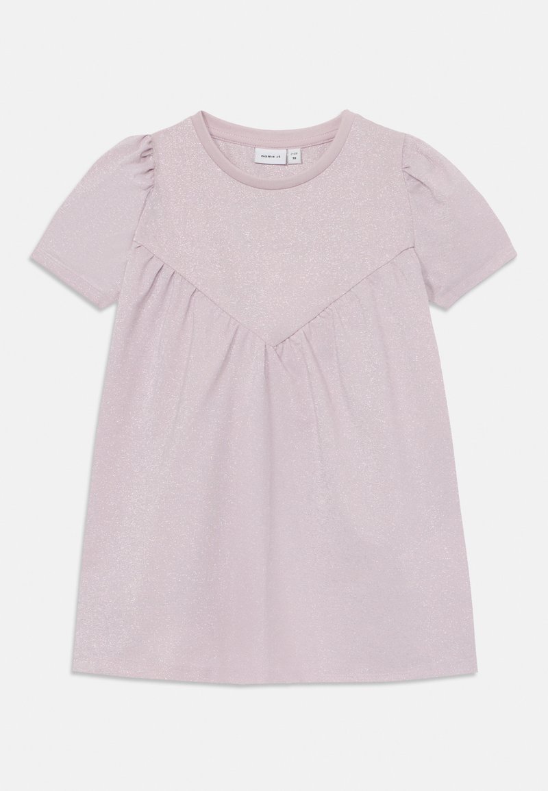 Veste curta de manga curta em rosa claro, com decote arredondado, mangas bufantes e saia franzida com um brilho subtil ao longo de toda a peça.