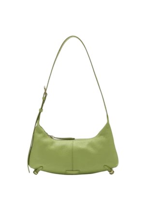 Borsa a spalla in pelle verde con forma curvata, tracolla regolabile e chiusura con zip. Presenta una texture liscia e accenti hardware sottili.