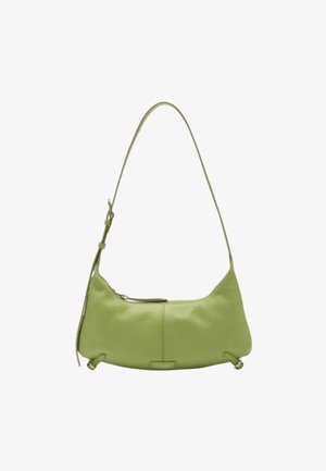 Borsa a spalla in pelle verde con forma curvata, tracolla regolabile e chiusura con zip. Presenta una texture liscia e accenti hardware sottili.