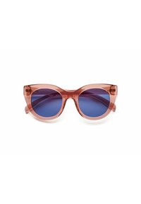 Occhiali da sole a forma di occhio di gatto con una montatura traslucida rosa e lenti blu sfumate. Texture liscia con un design moderno. Evidenziazione angolare sulle punte.