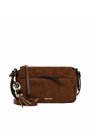 Brun ruskind crossbody taske med lynlåslomme foran, frynse detaljer og justerbar rem mod en hvid baggrund.