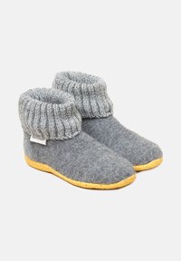 Grå uldfilt slippers med en strikket grå manchet, rund tå og tekstureret gul gummisål. Branded label synlig på siden.