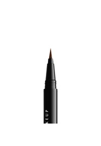 Stylo eyeliner liquide noir avec une fine pointe pinceau et un texte blanc partiel sur le côté sur fond blanc.