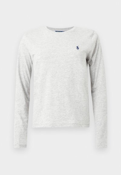 Ανοιχτό γκρι μακρυμάνικη μπλούζα με στρογγυλή λαιμόκοψη και μικρό σκούρο μπλε λογότυπο παίκτη πόλο στο αριστερό στήθος.