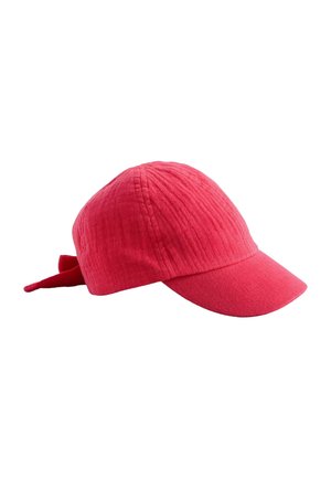 Czerwona teksturowana czapka z przedłużonym daszkiem i troczkami z tkaniny z tyłu, zaprojektowana w celu ochrony przed słońcem i regulowanego dopasowania.
