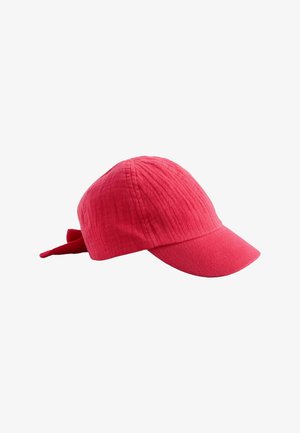 Casquette rouge texturée avec visière allongée et liens en tissu à l'arrière, conçue pour protéger du soleil et offrir un ajustement réglable.