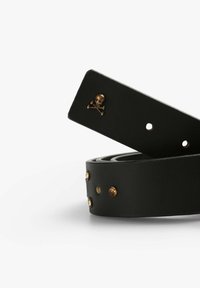 Schwarzer Leder-Gürtel mit goldenen Nieten und einem Totenkopf-Emblem. Verfügt über mehrere Löcher zur Anpassung und eine glatte, strukturierte Oberfläche.