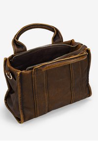 Bolso de mano de cuero marrón con un diseño estructurado, una asa superior y cierres con cremallera. Interior forrado en tejido oscuro, con múltiples bolsillos.