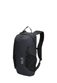 Schwarzer Rucksack mit schlankem Design, ausgestattet mit strukturiertem Stoff, verstellbaren gepolsterten Trägern und seitlichen Netztaschen. Logo an der Vorderseite sichtbar.
