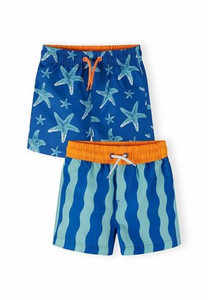 Dwie pary dziecięcych spodenek kąpielowych, jedna niebieska z rozgwiazdami i pomarańczową gumką, druga niebieska z falistymi paskami i pomarańczową gumką.