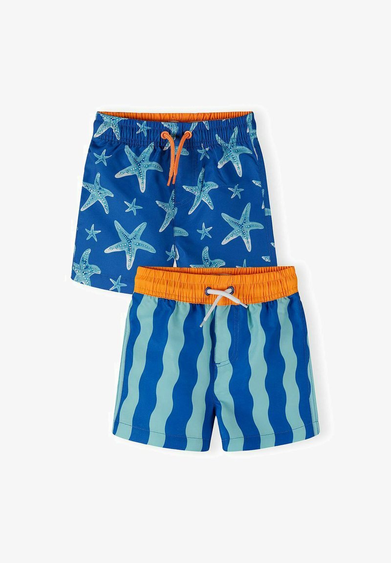 Deux paires de shorts de bain pour enfants, l'une bleue avec des étoiles de mer et une ceinture orange, l'autre bleue avec des rayures ondulées et une ceinture orange.