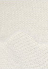 Weißer Textilstoff mit einer strukturierten Ripp-Optik und einem sanften, flauschigen Gefühl. Die Oberfläche ist glatt mit leichten Variationen in der Textur.