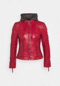 Giacca di pelle rossa con spalle trapuntate, chiusura zip frontale, due tasche laterali e cappuccio grigio removibile. Tessuto liscio, design aderente.