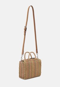 Kudottu olkilaukku, jossa on moniväriset raidat, kaksi kahvaa ja irrotettava ruskea nahkähihna.