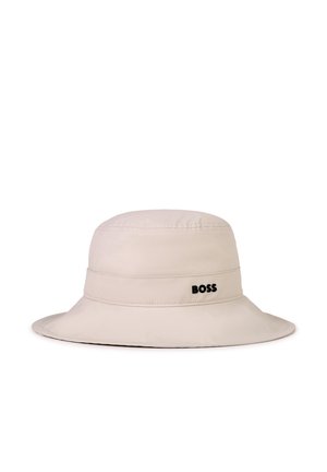 Chapeau bob beige avec large bord et logo BOSS noir sur la bande, présenté sur un fond blanc.