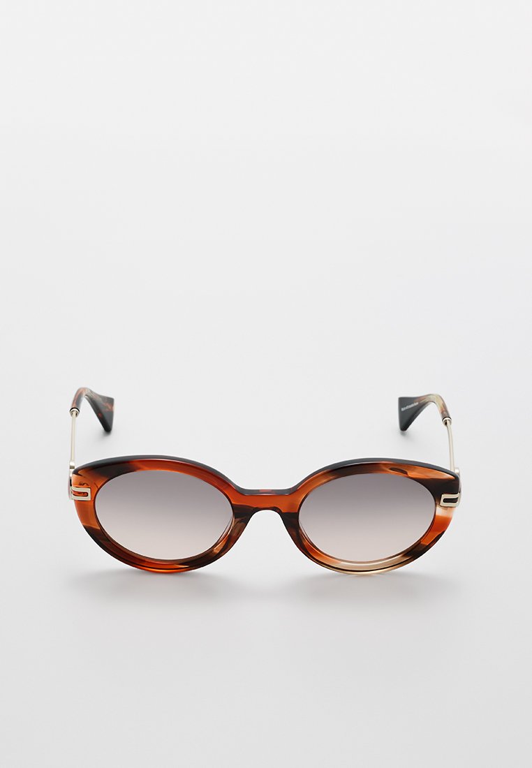 Braune Schildpatt-Sonnenbrillen mit einem glatten, ovalen Rahmen, Verlaufsgläsern und metallischen Akzenten an den Bügeln. Leichtes Design.
