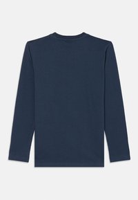 Granatowa koszulka z długim rękawem typu crew neck ułożona płasko, ukazująca tylną stronę z gładkiego materiału, bez widocznych logo ani wzorów.