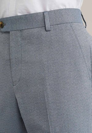 Struktuursed hallid püksid, millel on peen mustriline detail, tasane eesmine osa, vöökohale mõeldud paelad ja nööbiga kinniti. Kohandatud istuvus.