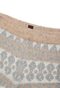 Jersey de punto con un patrón multicolor en beige, gris y blanco. La textura es suave, con un escote amplio y una etiqueta de la marca cosida en el interior.