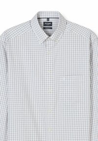 Weißes Hemd mit Knöpfen und einem Gittermuster in Hellblau, Rot und Grau. Es verfügt über eine einzelne Brusttasche und einen Button-Down-Kragen.