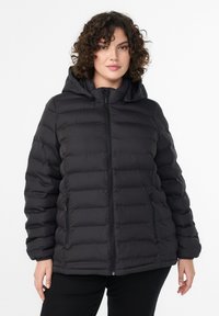 Must sulejope kapuutsiga, ees tõmblukuga, tikanddetailsidega ja küljetaskutega. Valmistatud siledast, isoleeritud materjalist.