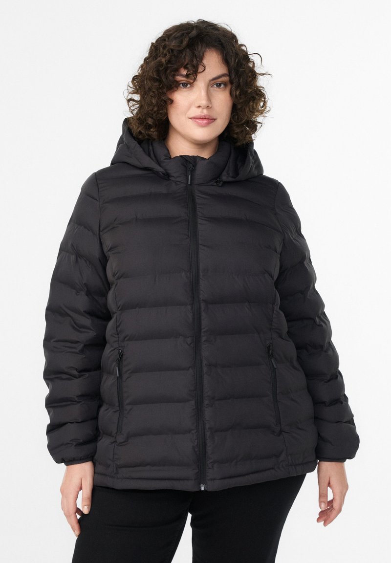 Must sulejope kapuutsiga, ees tõmblukuga, tikanddetailsidega ja küljetaskutega. Valmistatud siledast, isoleeritud materjalist.