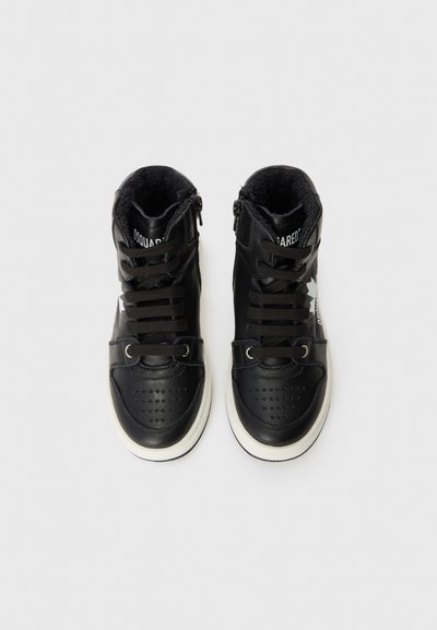 Svart høy-topp sneakers med glatt lærutside, teksturerte detaljer, rund tå og hvit gummisåle. Har snøring og sideglidelåser.