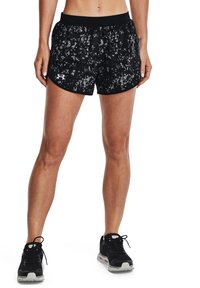 Shorts deportivos negros con un patrón gris moteado, cintura elástica y dobladillo ligeramente curvado. Combinados con zapatillas de correr negras.