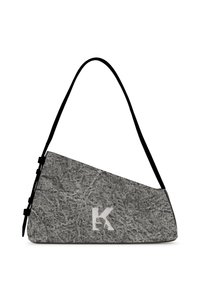 Γκρι υφασμάτινη τσάντα ώμου με γωνιώδη σχεδίαση, διαθέτει μαύρη ζώνη και ένα εντυπωσιακό άσπρο λογότυπο "K" στο μπροστινό μέρος.