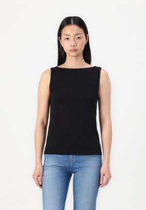 Μαύρη αμάνικη μπλούζα από απαλό ύφασμα, με σχέδιο boat neck και εφαρμοστό στυλ, συνδυασμένη με ανοιχτό μπλε τζιν.