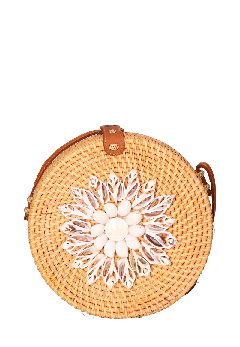 Borsa rotonda in paglia intrecciata con tracolla in pelle, caratterizzata da un motivo floreale realizzato con conchiglie bianche e pietre beige sulla parte frontale.