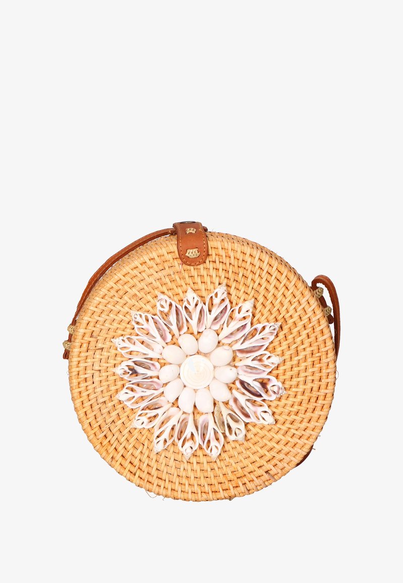 Borsa rotonda in paglia intrecciata con tracolla in pelle, caratterizzata da un motivo floreale realizzato con conchiglie bianche e pietre beige sulla parte frontale.