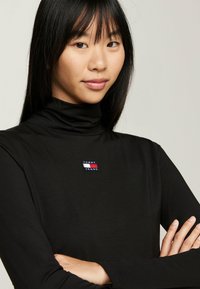 Tommy Jeans SLIM BADGE MOCKNECK - Tops ar garām piedurknēm - black