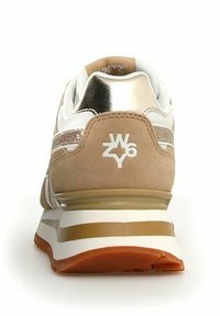 Sneaker in suede marrone chiaro con tacco metallizzato argento. Presenta dettagli in bianco e oro, una parte superiore testurizzata e una suola in gomma solida.