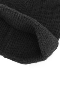 Beanie in lana nera a maglia con risvolto, che mostra una texture a coste e dettagli in filato morbido su uno sfondo bianco.