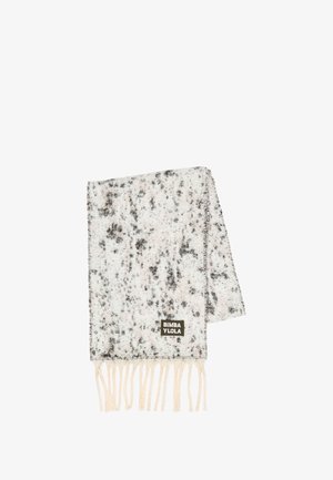 Bufanda de lana con un patrón jaspeado en gris y blanco, con bordes con flecos y una etiqueta oscura que dice "BIMBA Y LOLA." Textura suave.