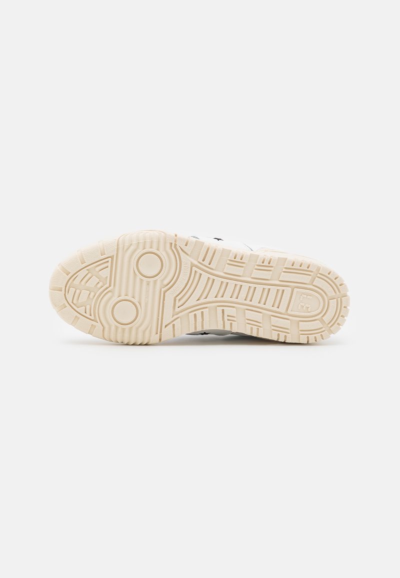 Weiße Sneaker-Sohle mit strukturiertem Gummisohle. Verfügt über runde Musterdetails und genietete Traktion für besseren Halt. Robuste Verarbeitung.