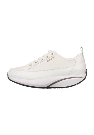 Scarpa da ginnastica bianca bassa con suola spessa, occhielli dorati e logo "MBT" sul lato, dotata di linguetta posteriore e battistrada nero.