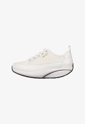 Scarpa da ginnastica bianca bassa con suola spessa, occhielli dorati e logo "MBT" sul lato, dotata di linguetta posteriore e battistrada nero.